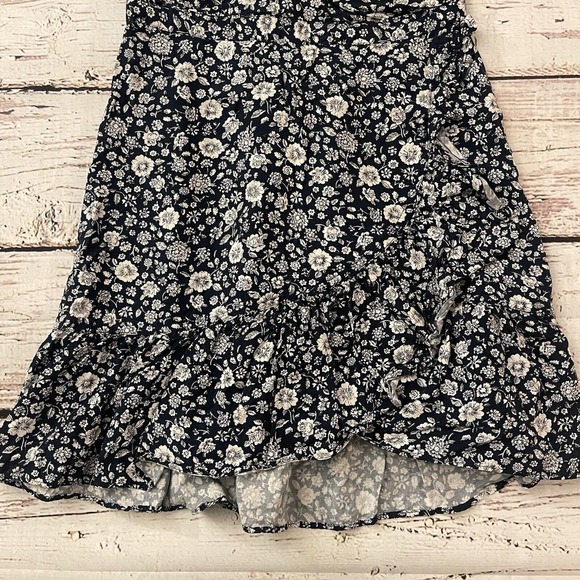 J Crew Mercantile Navy Blue White Floral Print Ruffle Faux Wrap Dress Size 2P - Picture 3 of 8